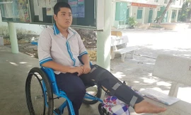 Nam sinh gãy chân, ngồi xe lăn vẫn không bỏ thi THPT quốc gia