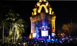 Hàng nghìn người yêu thi ca hội ngộ trên núi Nhạn, tham dự Hội thơ Nguyên tiêu truyền thống của Phú Yên. Ảnh: Dương Thanh Xuân