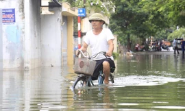 Ba ngày sau mưa bão, phố Hà Nội vẫn chìm trong biển nước