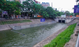 Xả hơn 1 triệu mét khối nước từ Hồ Tây, nước sông Tô Lịch chuyển màu xanh