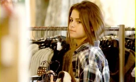 Selena Gomez hốc hác, kém sắc khi đi mua sắm