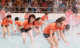 Sôi nổi màn flash mod… té nước