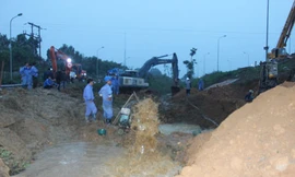 Khắc phục xong sự cố vỡ đường ống nước sông Đà