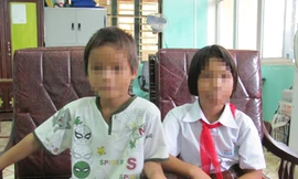 Xót xa cảnh hai em nhỏ bỏ nhà ra đi vì cha bạo hành