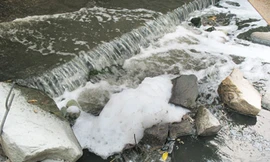 Nước từ họng xả suối Siệp (bắt nguồn từ xã Đông Tân Hiệp, huyện Dĩ An, Bình Dương chảy qua địa phận xã Hóa An, P.Bửu Hòa, xã Tân Vạn, TP.Biên Hòa, Đồng Nai) thải ra sông Đồng Nai chứa cả chất độc xyanua - Ảnh: Hoàng Tuấn