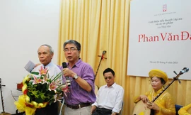 Nhà văn Phan Văn Đà giới thiệu một loạt bốn cuốn sách