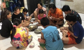 Bữa cơm đạm bạc của gia đình công nhân ngày dịch. Ảnh: U.P 