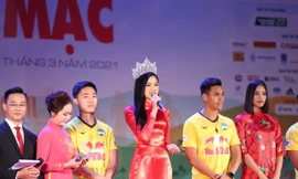 Hoa hậu Đỗ Thị Hà và cầu thủ HAGL giao lưu tại đêm hội cồng chiêng