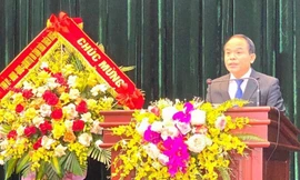 Ủy viên Bộ Chính trị, Trưởng ban Tổ chức trung ương Trương Thị Mai (bìa phải) tặng hoa chúc mừng tân Bí thư Tỉnh ủy Lạng Sơn Nguyễn Quốc Đoàn (bìa trái). Ảnh: Duy Chiến 