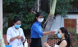 Người dân ở TP Hải Dương xếp hàng lấy mẫu xét nghiệm. Ảnh: Tư liệu