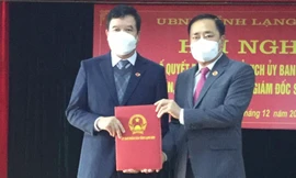 Chủ tịch UBND tỉnh Lạng Sơn Hồ Tiến Thiệu (bìa phải) trao quyết định cho tân Giám đốc Sở Tài chính Lạng Sơn Nguyễn Quốc Toàn. Ảnh: Duy Chiến