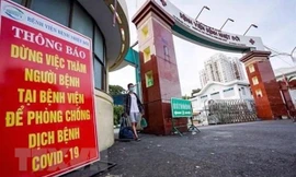 Dịch 'tấn công' nhân viên bệnh viện: Đừng đổ lỗi cho vắc xin!