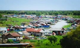 Một nhà nổi của người gốc Việt trên sông Tonle Sap.