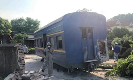 Sáu toa tàu bị đứt trôi ngược trên đường ray ở Quảng Ninh, 1 bé trai thương nặng