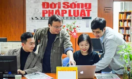 Nhà báo Nguyễn Tiến Thanh (thứ hai từ trái qua) và các đồng nghiệp