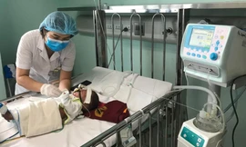 Bé 3 tháng tuổi nhiễm virus hợp bào hô hấp phải thở ô xy tại Bệnh viện Nhi T.Ư. Ảnh: Hà Minh 