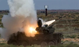 Tổ hợp pháo – tên lửa phòng không Pantsir-S1 khai hỏa. Ảnh: Sputnik