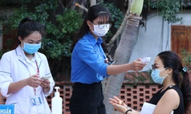 Hai mẹ con chở nhau đến bệnh viện mới biết mắc COVID-19