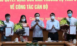 Các lãnh đạo, sở ngành vừa được luân chuyển, bổ nhiệm nhận Quyết định, hoa của lãnh đạo tỉnh Cao Bằng. Ảnh: Q. Anh 