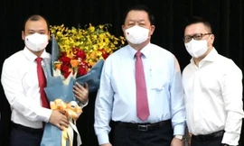 Lãnh đạo Ban Tuyên giáo T.Ư chúc mừng ông Lê Hải Bình (Ảnh: T.A)