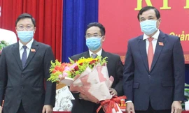 Ông Trần Anh Tuấn (giữa) là tân Phó Chủ tịch UBND tỉnh Quảng Nam.