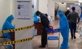 Hàng trăm trường hợp phải xét nghiệm, test nhanh COVID-19 kiểm tra nguồn lây từ hai cô giáo. Ảnh: Lê Anh