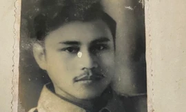 Quang Dũng năm 1948. Chữ trên ảnh do chính ông viết 