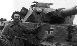 Pháo thủ chống tăng Vladimir Kondratenko bên chiếc xe tăng chiếm được của Đức. Ảnh: Pamyat-naroda.ru 