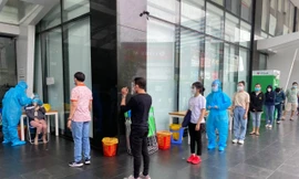 Nhân viên tòa nhà 144 Cộng Hòa được lấy mẫu xét nghiệm ngày 6/6.