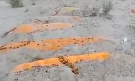 Sau vụ thi thể trôi sông, dân Ấn Độ lại phát hiện người chết bị vùi dưới cát sông Hằng