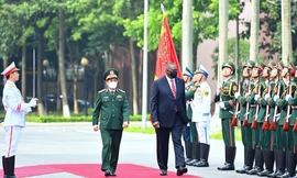 Bộ trưởng Quốc phòng Việt - Mỹ duyệt Đội danh dự Quân đội nhân dân Việt Nam, sáng 29/7