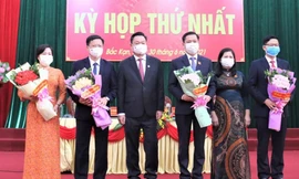 Chủ tịch và các Phó chủ tịch UBND tỉnh Bắc Kạn nhận hoa chúc mừng của lãnh đạo HĐND tỉnh. Ảnh: BK