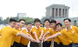 Các Gương mặt trẻ Việt Nam tiêu biểu và triển vọng năm 2020 tại Lễ báo công và viếng Lăng Chủ tịch Hồ Chí Minh sáng 21/3. Ảnh: Dương Triều