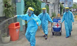 Lực lượng y tế tiến hành khử khuẩn vùng tâm dịch tại Khu phố 4 (phường Tân Thuận Tây). Ảnh: Ðại Dương