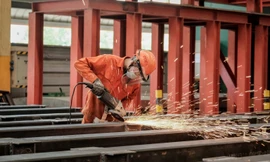 Công nhân Công ty Đại Dũng sản xuất nhà tiền chế và kết cấu thép xuất khẩu, một điểm sáng trong đại dịch. Ảnh: Đại Dương