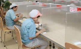 Phòng ăn được bố trí vách ngăn, giãn cách tại một DN trong KCN. Ảnh: Nguyễn Quang