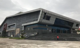 Nhà hát huyện Đan Phượng, Hà Nội có vốn đầu tư từ ngân sách cả trăm tỷ đồng nằm phơi mưa, phơi nắng gây lãng phí rất lớn. Ảnh: Trường Phong 