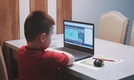 Phụ huynh cần hướng dẫn, giám sát để giảm thời gian trẻ sử dụng Internet, tránh bị bắt nạt