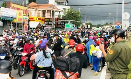 Người dân miền Tây ùn ùn về quê qua cửa ngõ TPHCM. Ảnh: Ngô Bình 