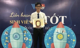 Nguyễn Duy Khanh nhận danh hiệu “Sinh viên 5 tốt” cấp ĐHQG TPHCM 