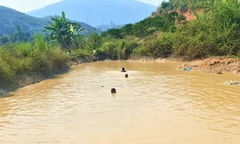 Các em nhỏ xã Quảng Hòa (huyện Đắk Song, Đắk Nông) tắm dưới hồ nước 