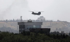 Chiếc trực thăng Chinook bay trên nóc Đại sứ quán Mỹ ở Kabul ngày 15/8. Ảnh: AP