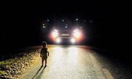 Cháu bé 2 tuổi lang thang giữa đêm tối. Ảnh: NVCC