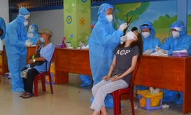 Nhân viên y tế trắng đêm lấy mẫu cho người dân.