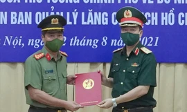 Thiếu tướng Bùi Hải Sơn, Quyền Trưởng ban Ban Quản lý Lăng Chủ tịch Hồ Chí Minh, Tư lệnh Bộ Tư lệnh Bảo vệ Lăng trao Quyết định bổ nhiệm của Thủ tướng cho Đại tá Đỗ Xuân Tiệp, Phó Tư lệnh Bộ tư lệnh Cảnh vệ. Ảnh: Nguyễn Minh