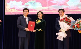 Trưởng ban Tổ chức Trung ương Trương Thị Mai trao quyết định cho ông Nguyễn Đình Trung