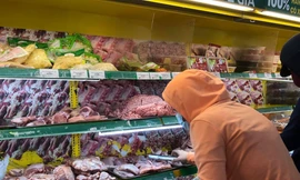 Người dân xếp hàng chờ vào siêu thị mua sắm. Ảnh: U.P