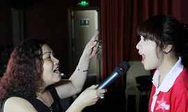 Nắng nóng, chị Siu vẫn nhiệt tình dạy hát