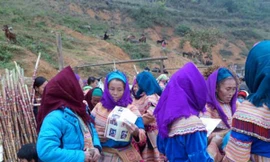 Phụ nữ xã Cán Cấu, Simacai (Lào Cai) đọc tờ rơi tuyên truyền của CLB