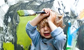 Bố làm việc nhiều, con dễ hung hăng